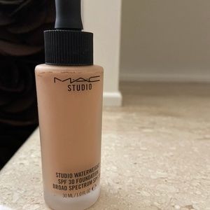 Mac Studio Waterweight Foundation SPF 30 | NW22